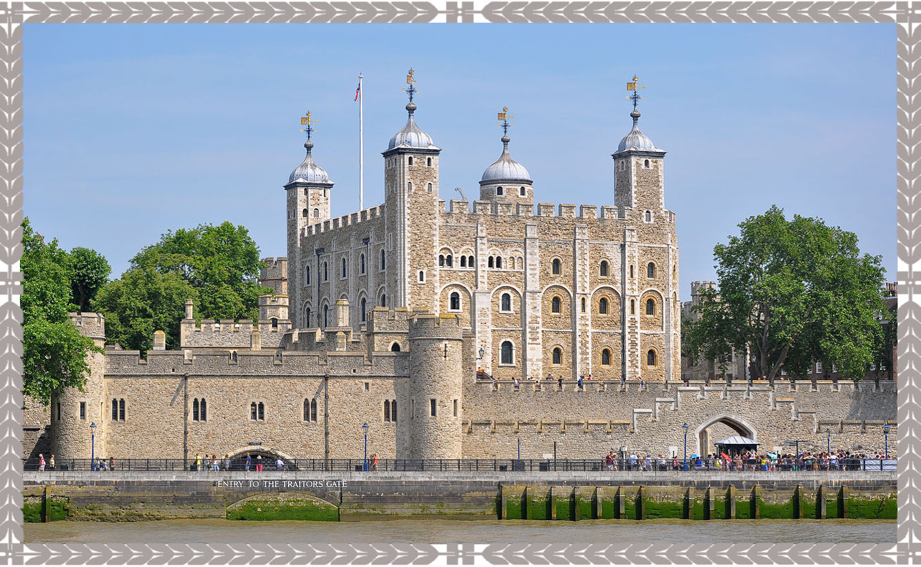 https://en.wikipedia.org/wiki/Tower_of_London#/media/File:Tower_of_London_viewed_from_the_River_Thames.jpg